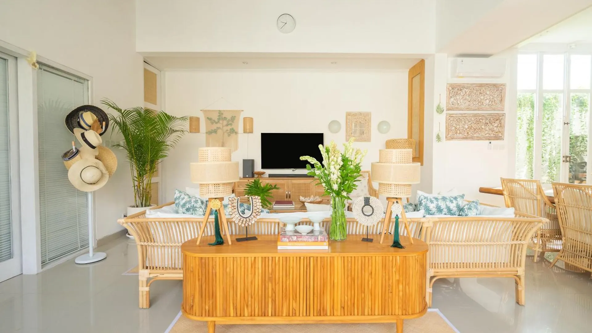 Apartamento Casa Elias - 3Bdr Luxe Seminyak Villa Incl Breakfast & Pool
